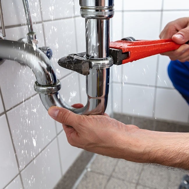 Réparation d'une fuite d'eau par un plombier à Blanc-Mesnil